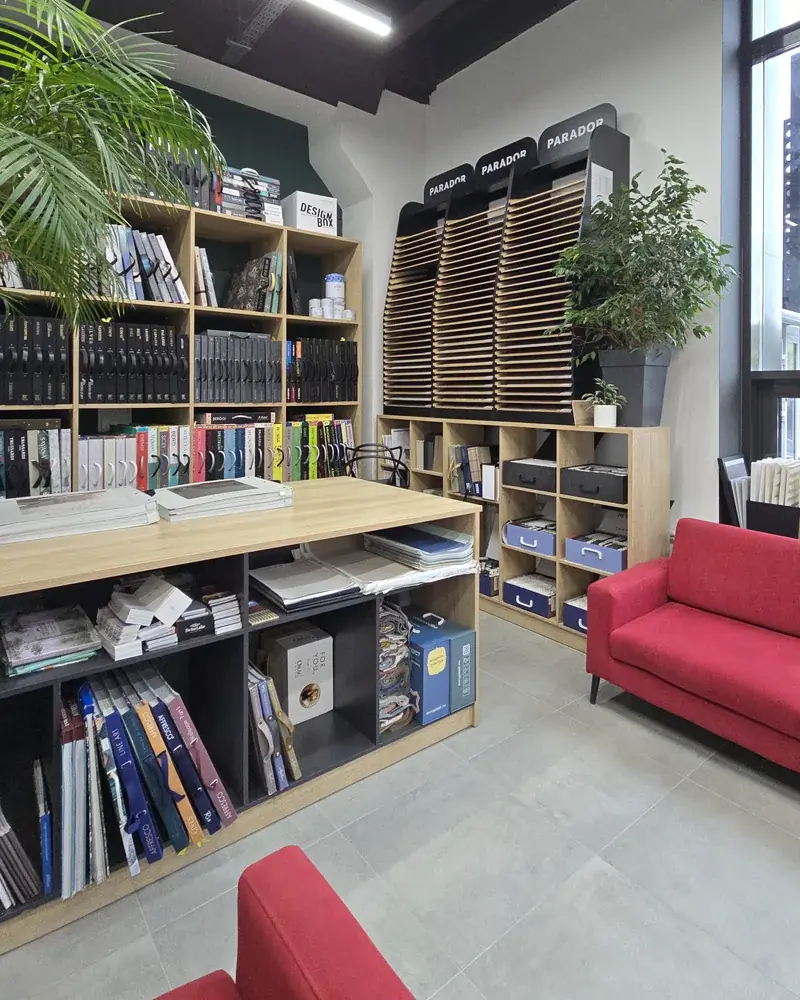 Консультант с каталогами в салоне Rulon Shop